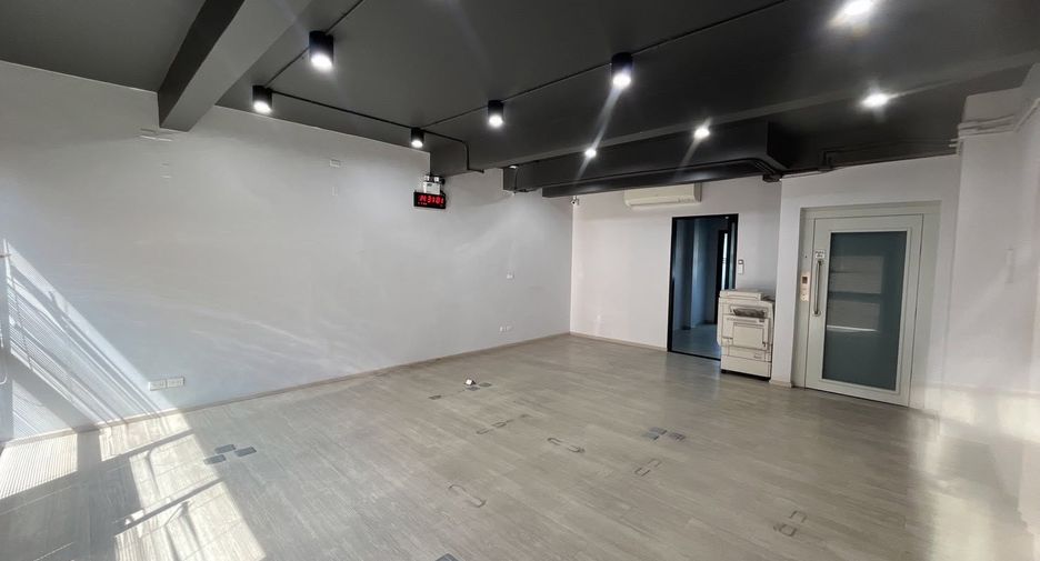 Haus zur Miete und zum Kauf mit 12 Zimmer in Phra Khanong, Bangkok