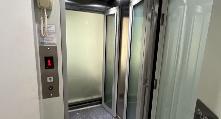Haus zur Miete und zum Kauf mit 12 Zimmer in Phra Khanong, Bangkok