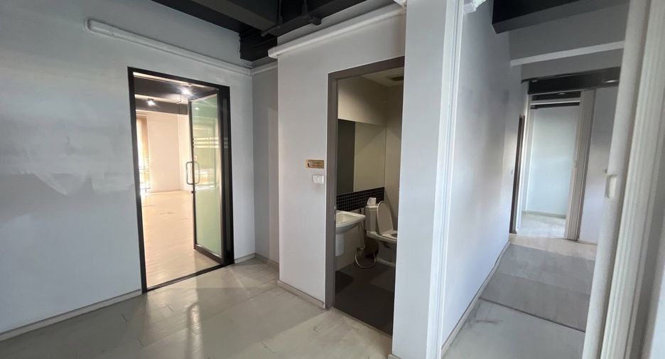 Haus zur Miete und zum Kauf mit 12 Zimmer in Phra Khanong, Bangkok