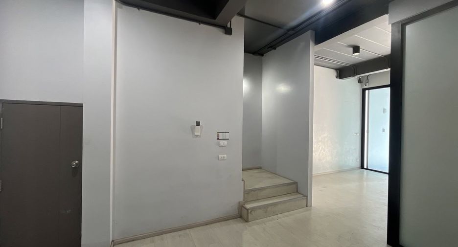 Haus zur Miete und zum Kauf mit 12 Zimmer in Phra Khanong, Bangkok