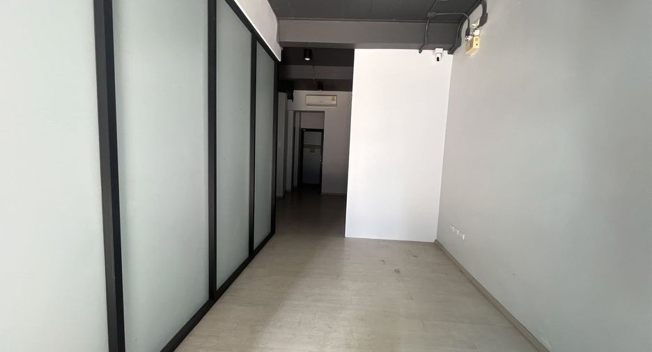 Haus zur Miete und zum Kauf mit 12 Zimmer in Phra Khanong, Bangkok