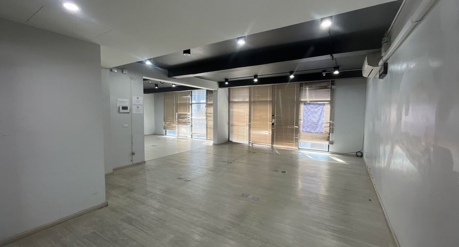 Haus zur Miete und zum Kauf mit 12 Zimmer in Phra Khanong, Bangkok