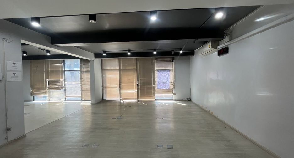 Haus zur Miete und zum Kauf mit 12 Zimmer in Phra Khanong, Bangkok