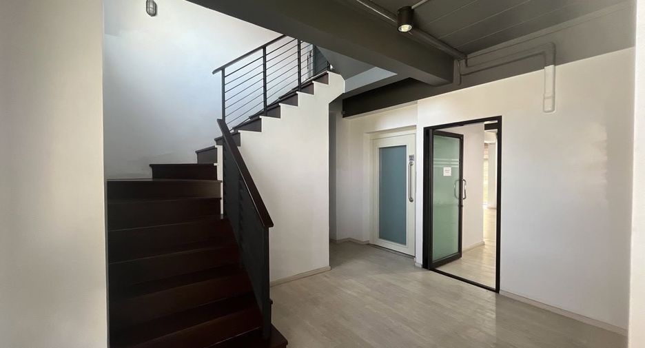 Haus zur Miete und zum Kauf mit 12 Zimmer in Phra Khanong, Bangkok