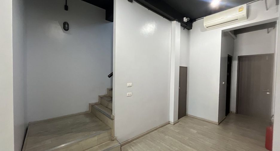 Haus zur Miete und zum Kauf mit 12 Zimmer in Phra Khanong, Bangkok