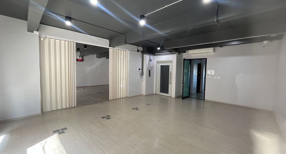 Haus zur Miete und zum Kauf mit 12 Zimmer in Phra Khanong, Bangkok