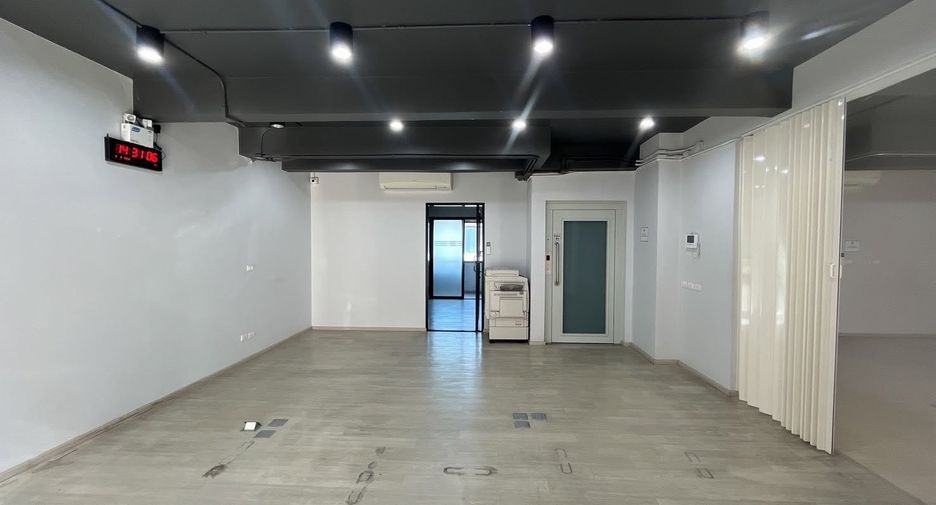 Haus zur Miete und zum Kauf mit 12 Zimmer in Phra Khanong, Bangkok