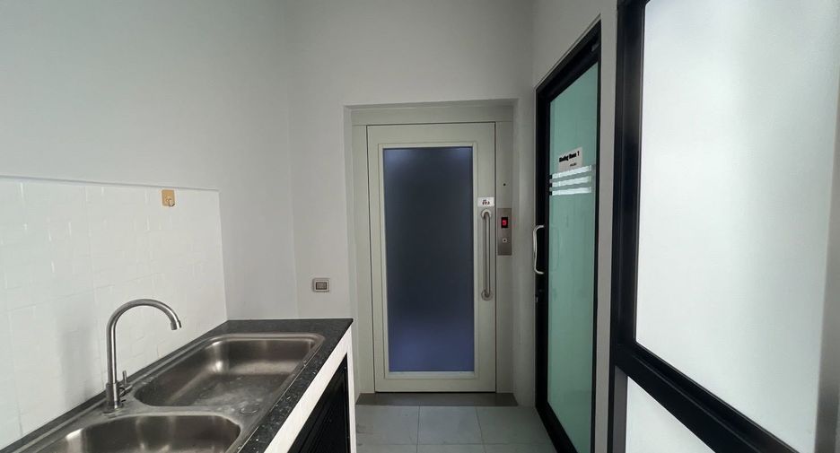 Haus zur Miete und zum Kauf mit 12 Zimmer in Phra Khanong, Bangkok
