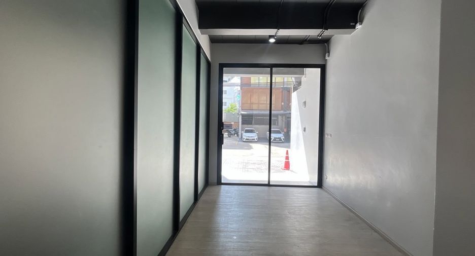 Haus zur Miete und zum Kauf mit 12 Zimmer in Phra Khanong, Bangkok