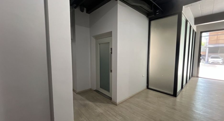 Haus zur Miete und zum Kauf mit 12 Zimmer in Phra Khanong, Bangkok