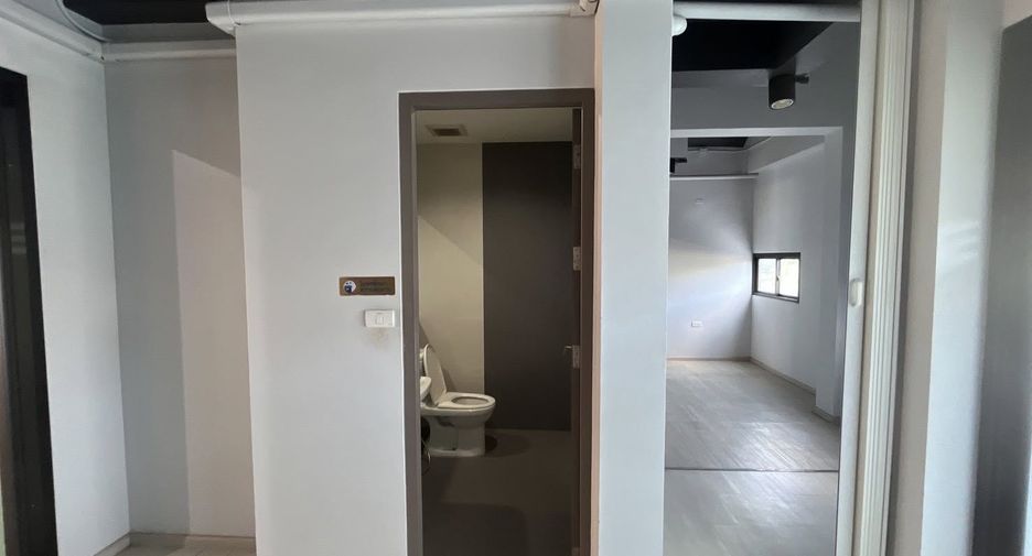 Haus zur Miete und zum Kauf mit 12 Zimmer in Phra Khanong, Bangkok