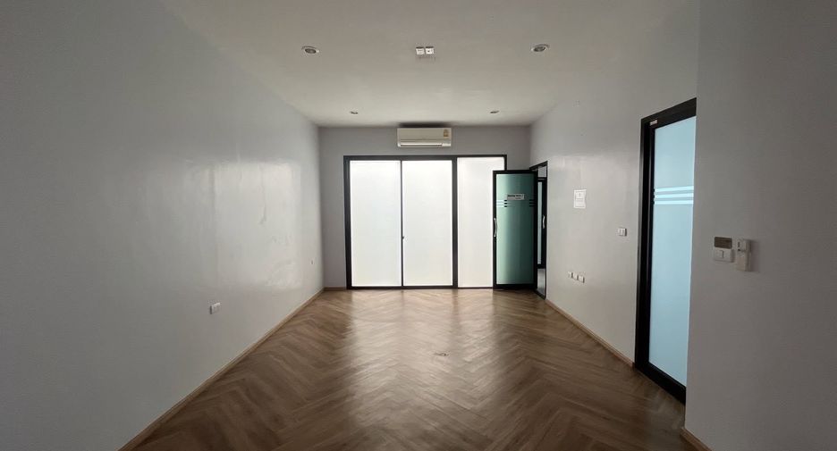 Haus zur Miete und zum Kauf mit 12 Zimmer in Phra Khanong, Bangkok