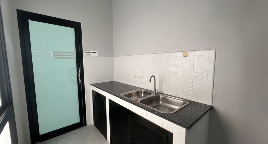 Haus zur Miete und zum Kauf mit 12 Zimmer in Phra Khanong, Bangkok