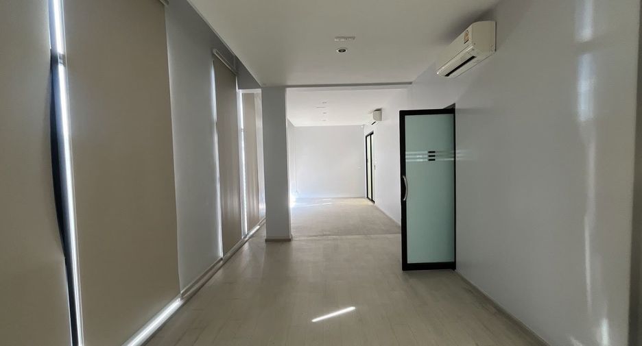 Haus zur Miete und zum Kauf mit 12 Zimmer in Phra Khanong, Bangkok