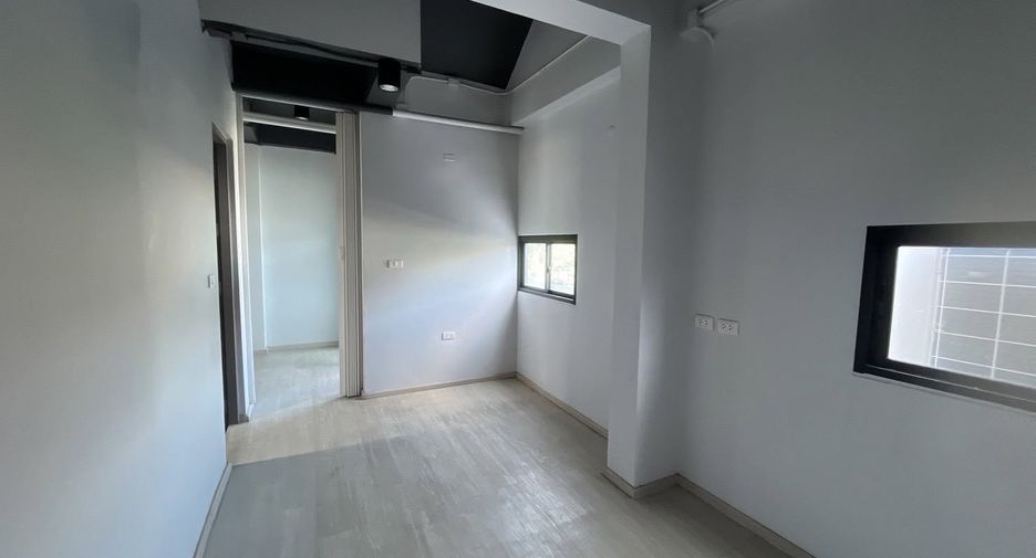 Haus zur Miete und zum Kauf mit 12 Zimmer in Phra Khanong, Bangkok