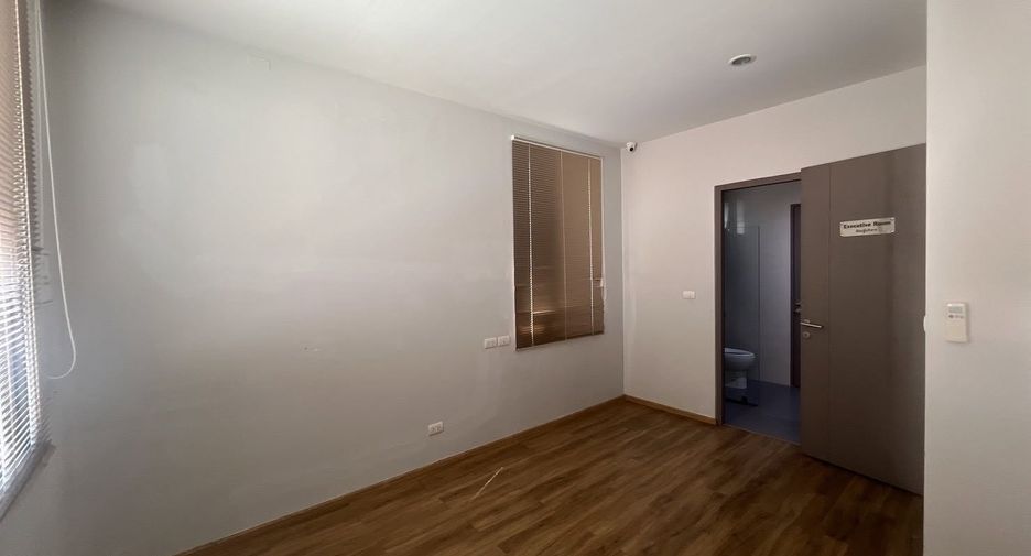 Haus zur Miete und zum Kauf mit 12 Zimmer in Phra Khanong, Bangkok