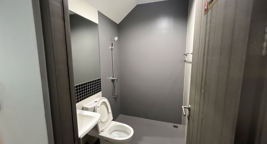 Haus zur Miete und zum Kauf mit 12 Zimmer in Phra Khanong, Bangkok