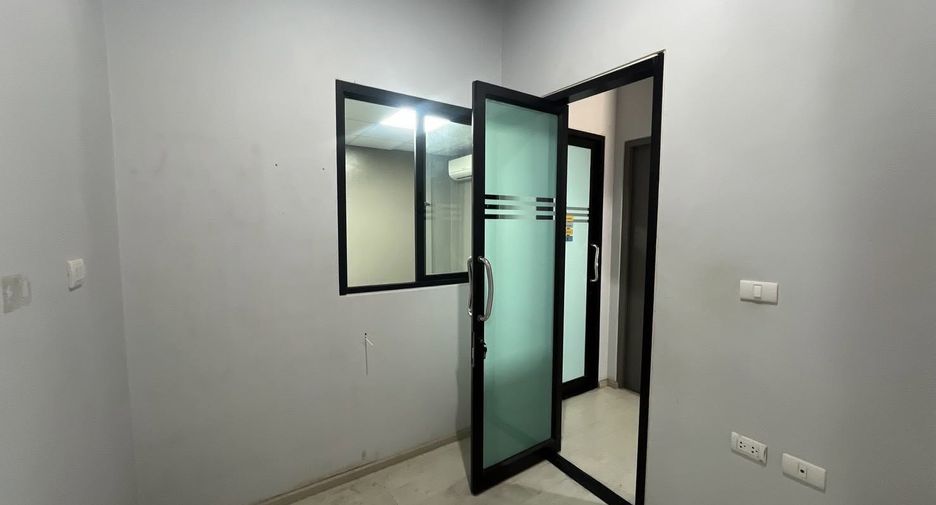 Haus zur Miete und zum Kauf mit 12 Zimmer in Phra Khanong, Bangkok