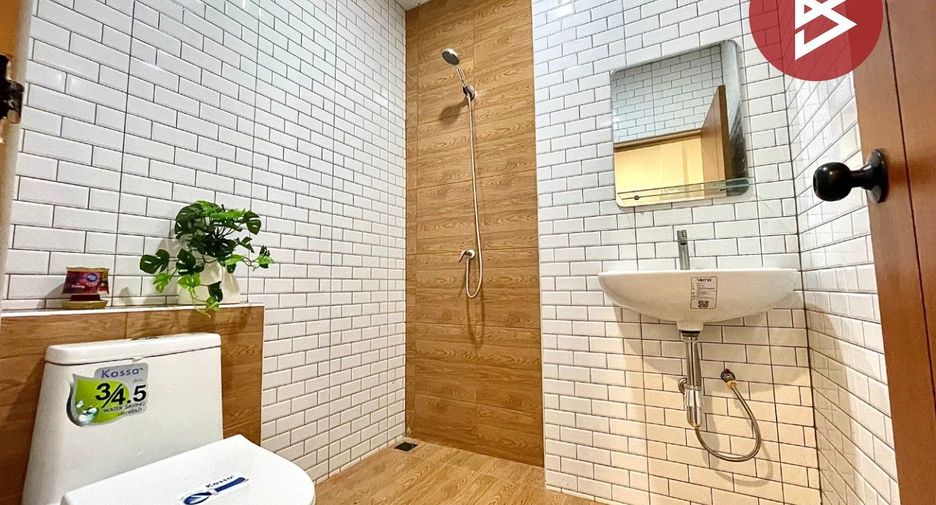 Casa adosada en venta de 2 habitaciones en Si Racha, Chonburi