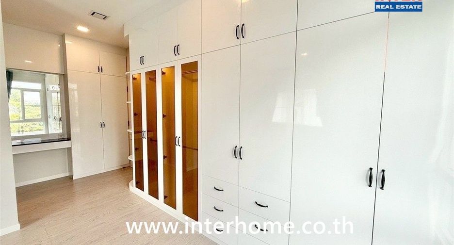 Casa en venta de 4 habitaciones en Lat Krabang, Bangkok