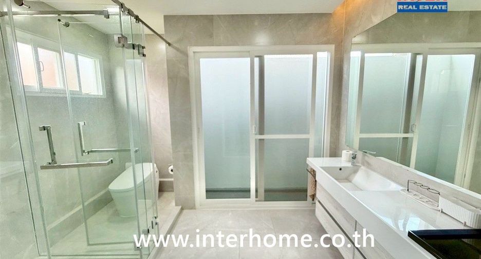 Casa en venta de 4 habitaciones en Lat Krabang, Bangkok