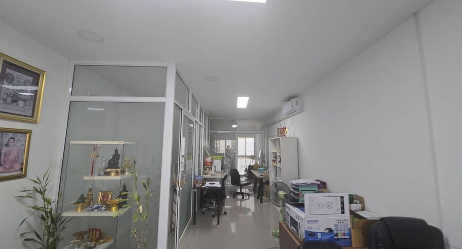 À louer 3 chambres maison de ville à Bang Sao Thong, Samut Prakan