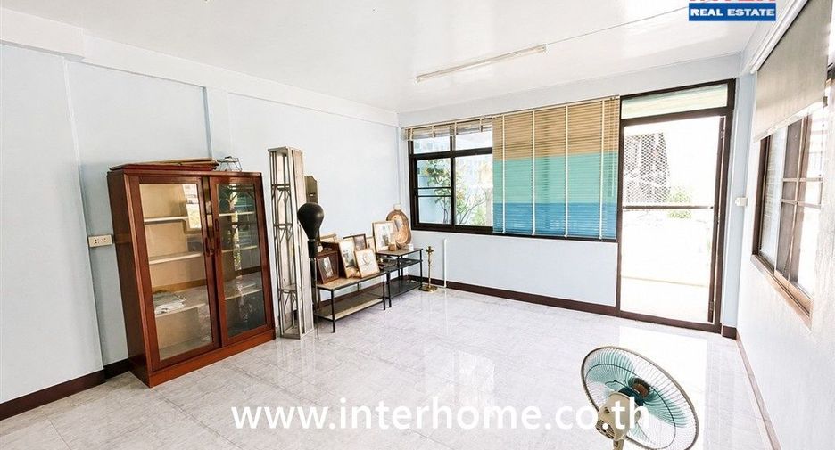 For sale 3 bedrooms retail Space in Bang Rak, Bangkok