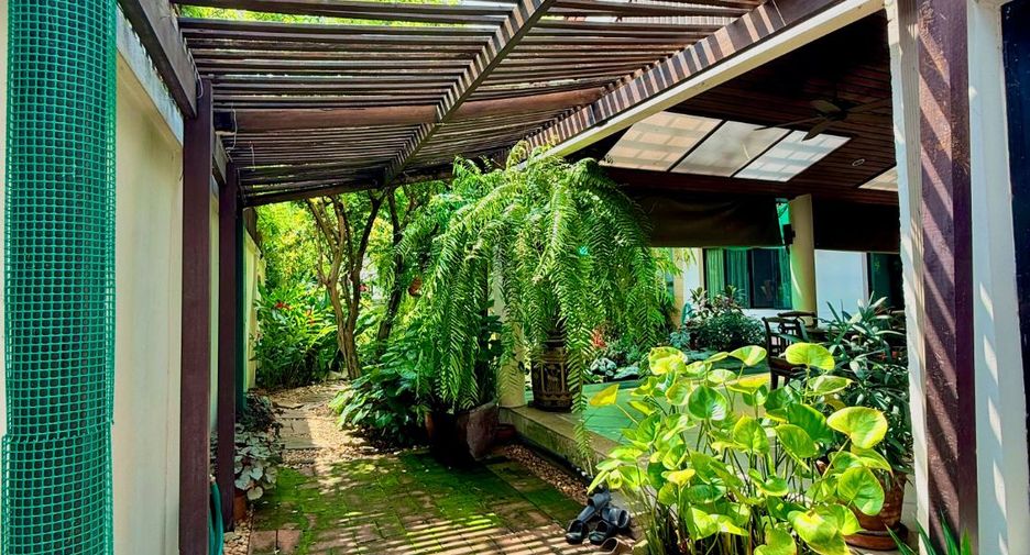 Haus zum Kauf mit 4 Zimmer in Khlong Sam Wa, Bangkok