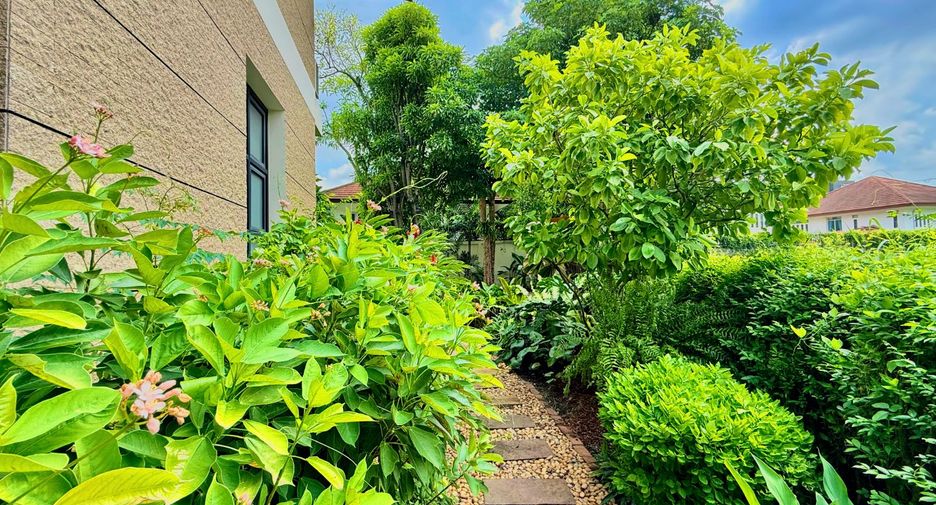 Haus zum Kauf mit 4 Zimmer in Khlong Sam Wa, Bangkok