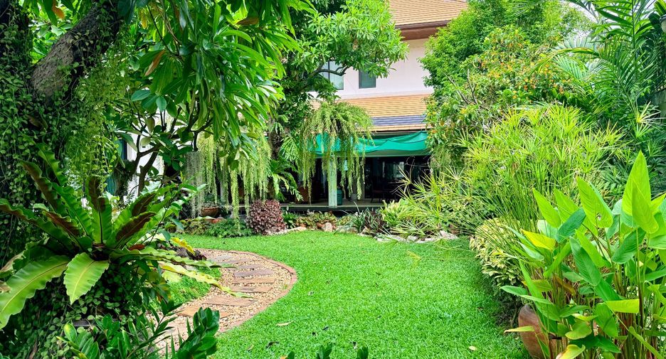Haus zum Kauf mit 4 Zimmer in Khlong Sam Wa, Bangkok