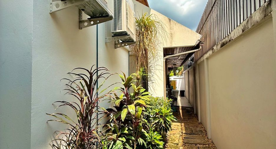 Haus zum Kauf mit 4 Zimmer in Khlong Sam Wa, Bangkok
