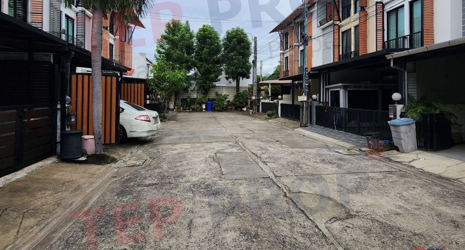 出售 3 卧室 联排别墅 在 Lat Phrao, 曼谷