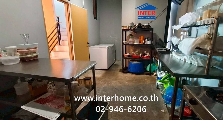 For sale 3 bedrooms retail Space in Bang Bo, Samut Prakan
