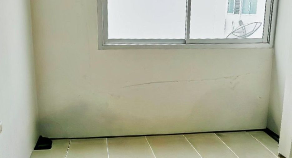 Casa adosada en venta de 3 habitaciones en Si Racha, Chonburi