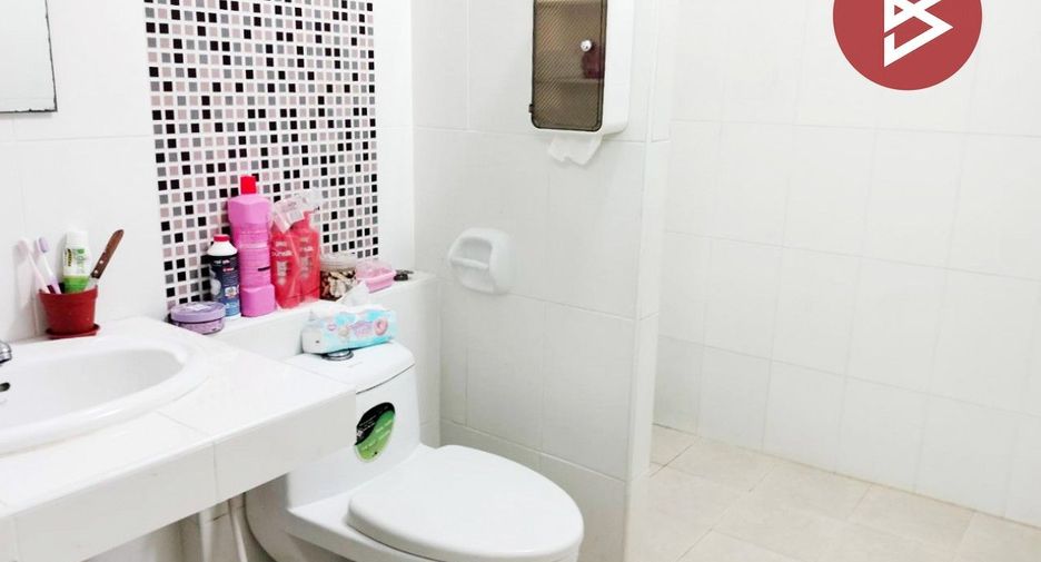 Casa adosada en venta de 3 habitaciones en Si Racha, Chonburi