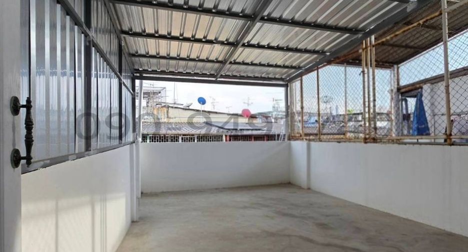 For rent 3 bedrooms retail Space in Bang Kho Laem, Bangkok