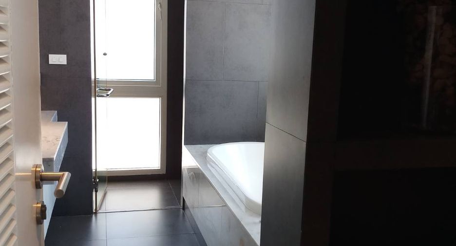 Condo en alquiler de 3 habitaciones en Khlong Toei, Bangkok