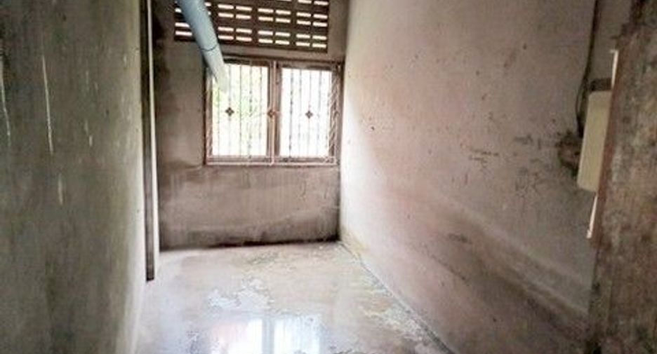 À vendre 1 chambre local commercial à Ban Bueng, Chonburi