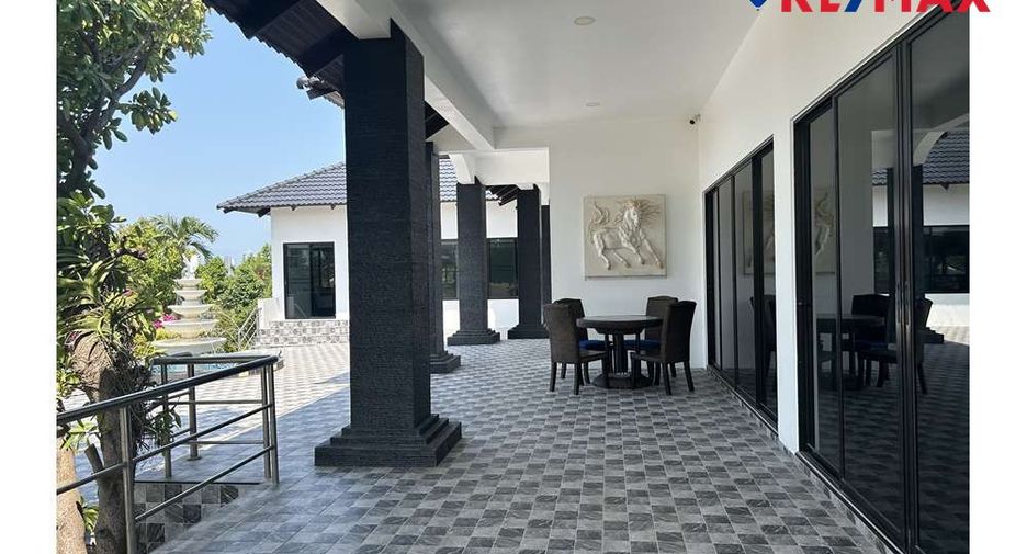 For sale 4 bedrooms house in East Pattaya, Pattaya
