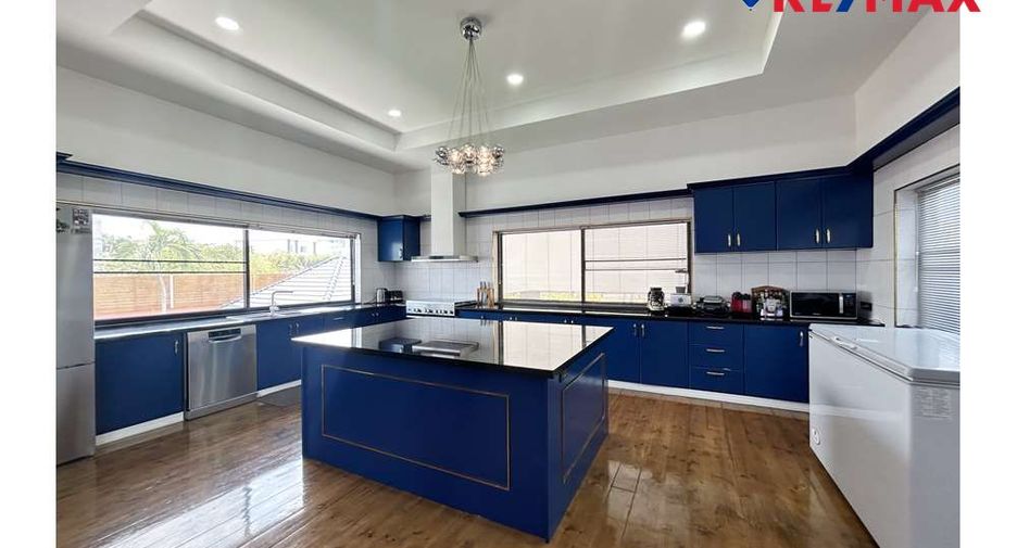 For sale 4 bedrooms house in East Pattaya, Pattaya
