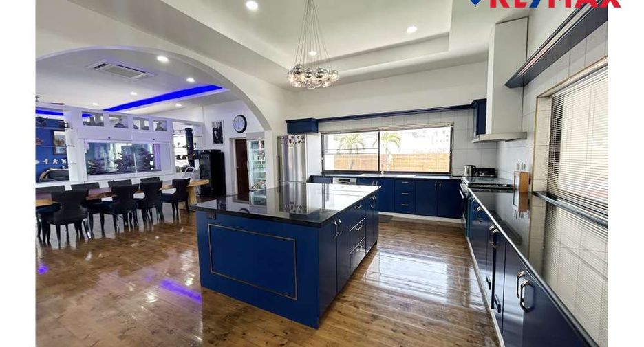 For sale 4 bedrooms house in East Pattaya, Pattaya