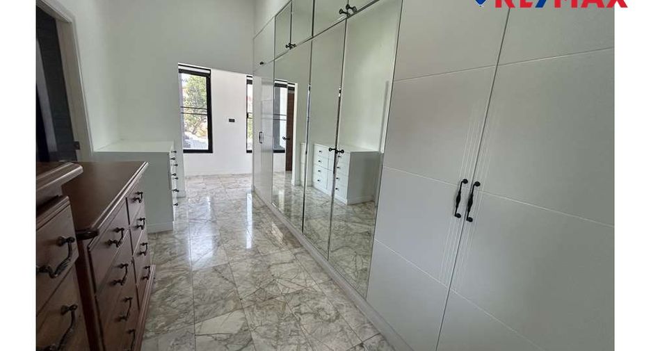 For sale 4 bedrooms house in East Pattaya, Pattaya
