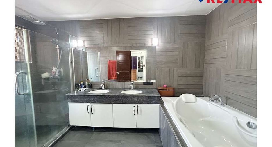 For sale 4 bedrooms house in East Pattaya, Pattaya