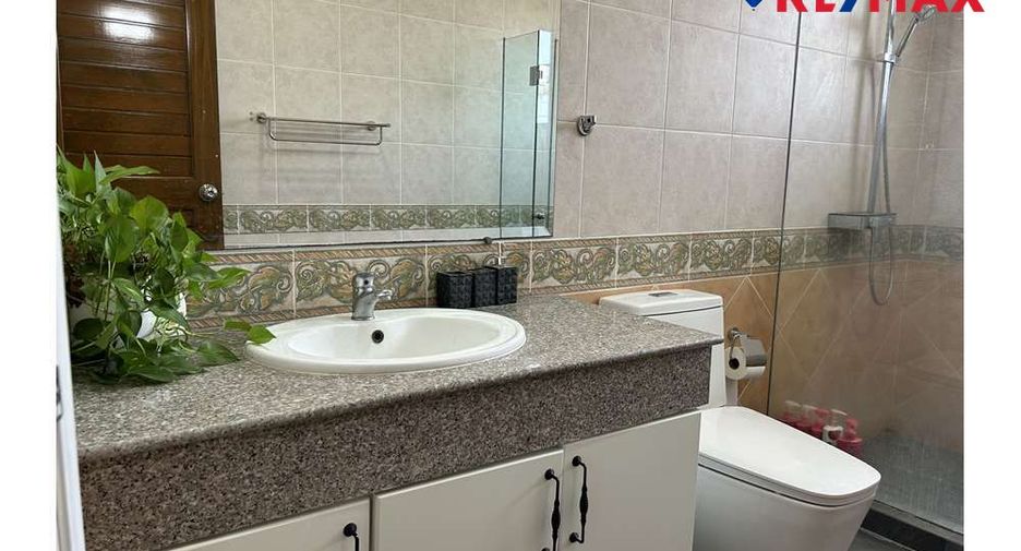 For sale 4 bedrooms house in East Pattaya, Pattaya