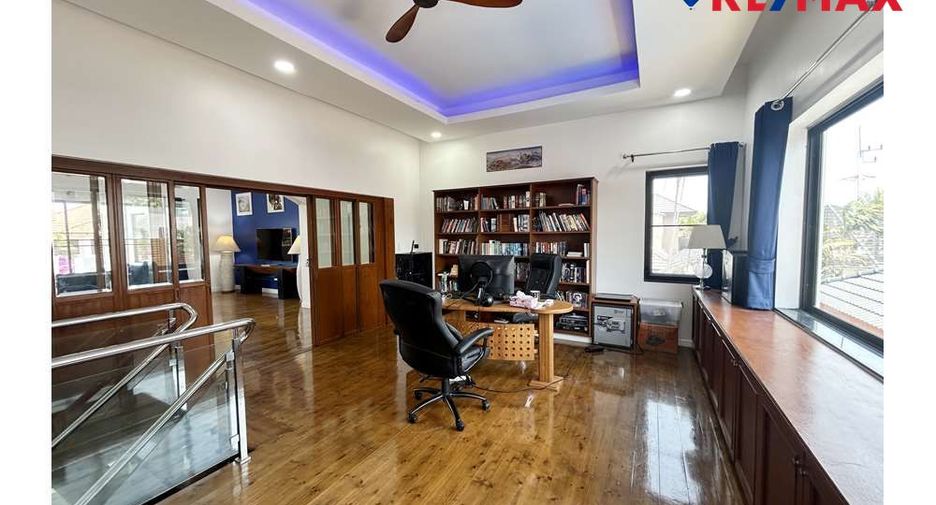 For sale 4 bedrooms house in East Pattaya, Pattaya