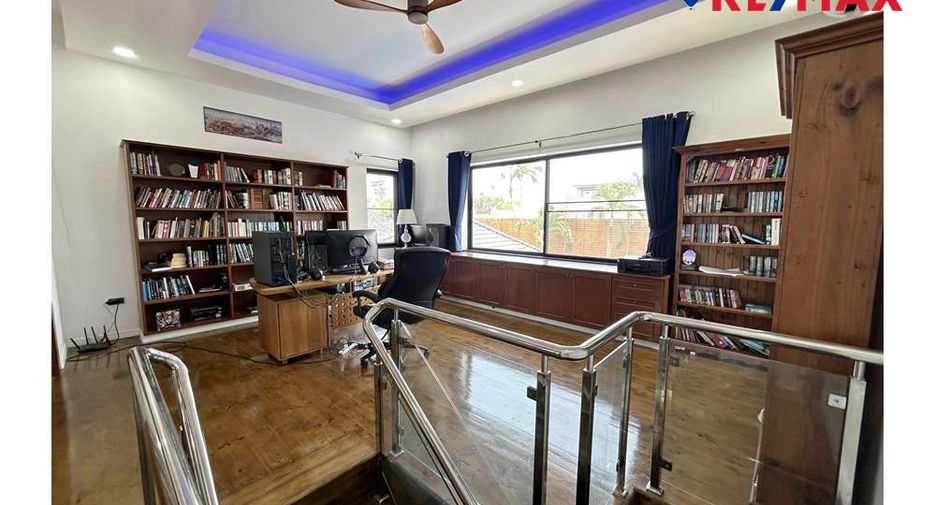 For sale 4 bedrooms house in East Pattaya, Pattaya