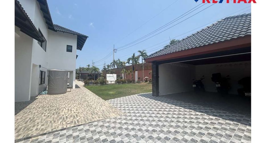 For sale 4 bedrooms house in East Pattaya, Pattaya