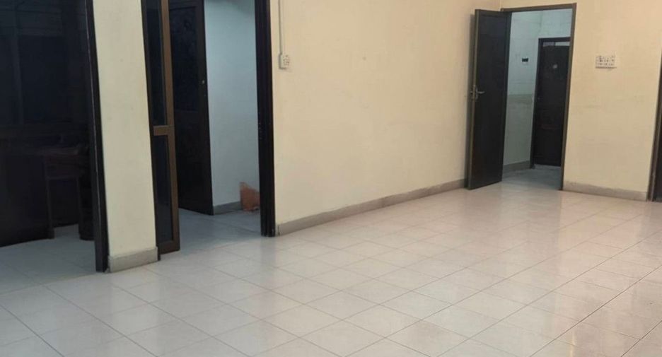 Casa en venta de 8 habitaciones en Lat Phrao, Bangkok