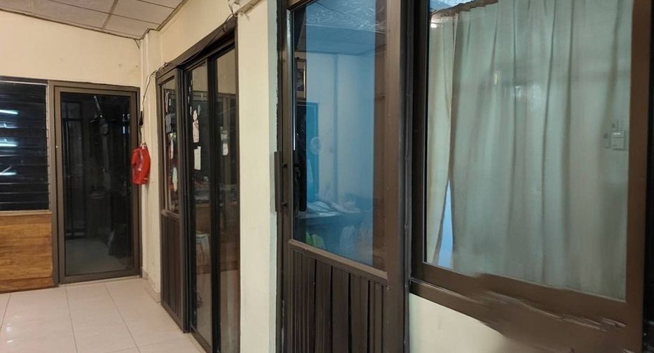 Casa en venta de 8 habitaciones en Lat Phrao, Bangkok