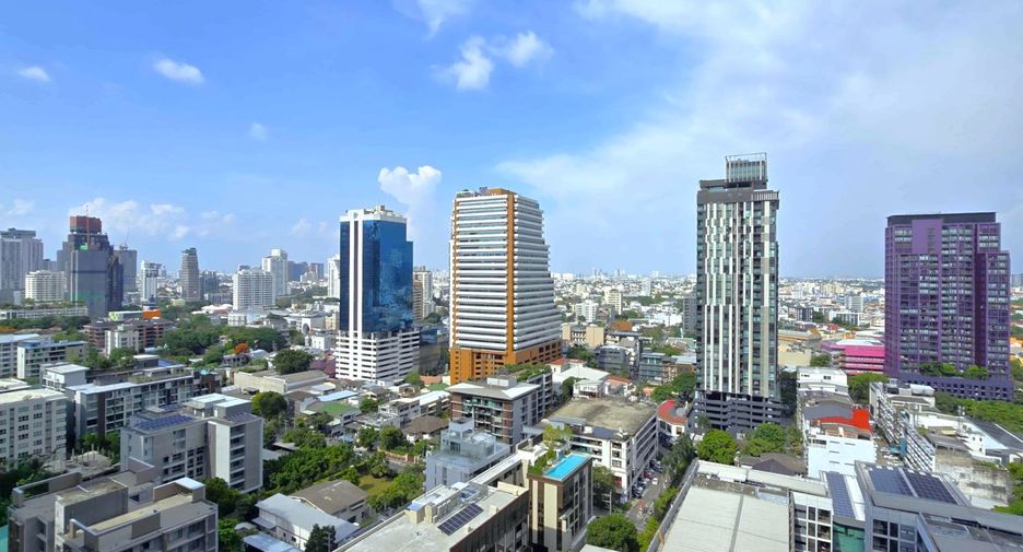 Condo en alquiler y en venta de 3 habitaciones en Khlong Toei, Bangkok